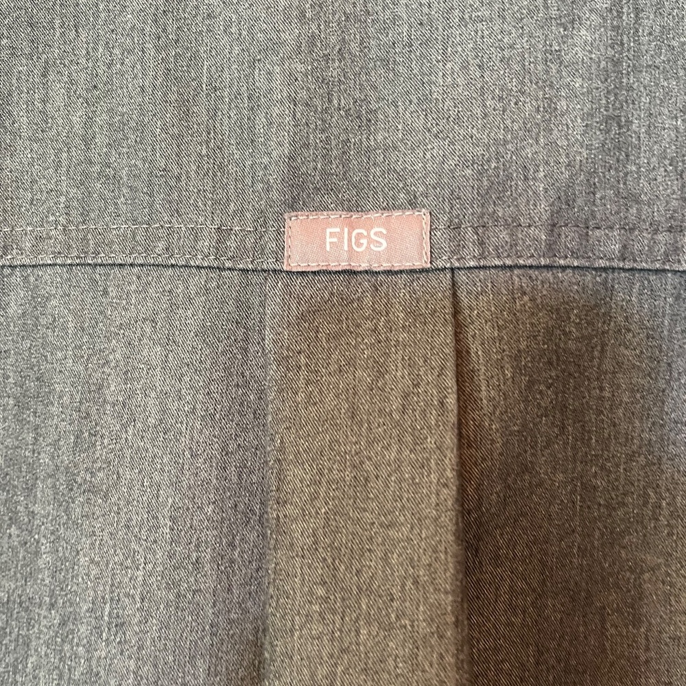 Figs Rafaela Three-Pocket Oversized Scrub Top - Picture 3 of 4